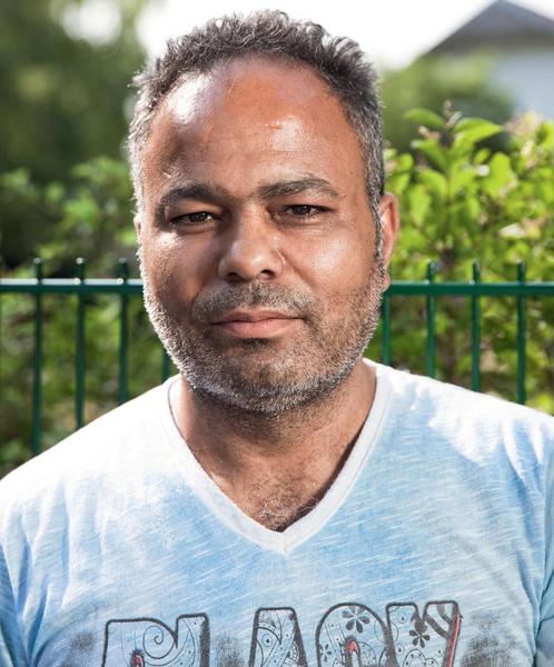 Samir S., aus Damaskus, angetroffen auf dem nackten Gehsteig vor dem Lager, wie andere auch. | Foto: Karin Wasner